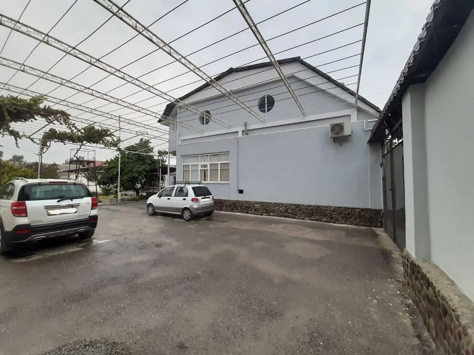 Ховли уй сотилади. 8 сотих, 8 хона.