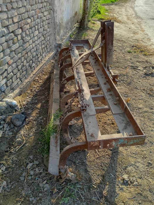 Chizel egri oyoq xolati idial ushlap turupti paxta qator orasiga mulja