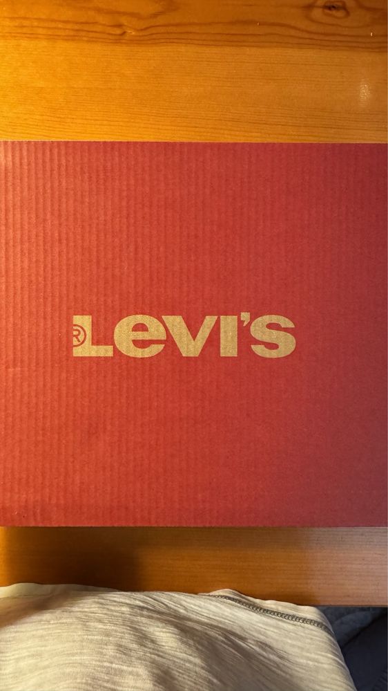 Продам женские кросовки Levi’s