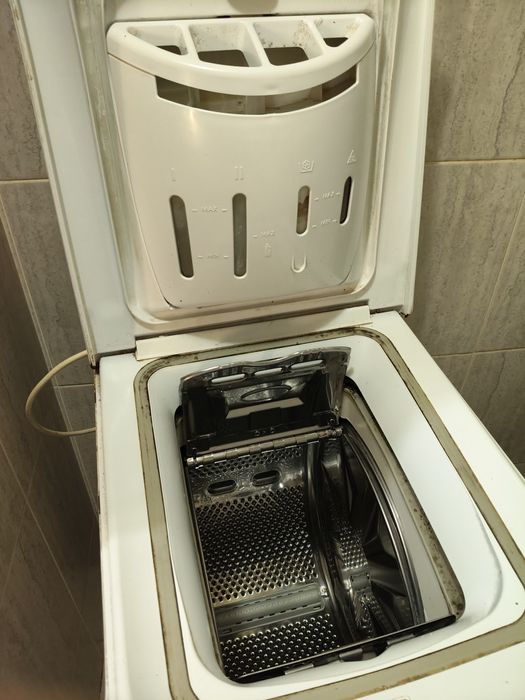 Стиральная машинка Индезит с верхней загрузкой.