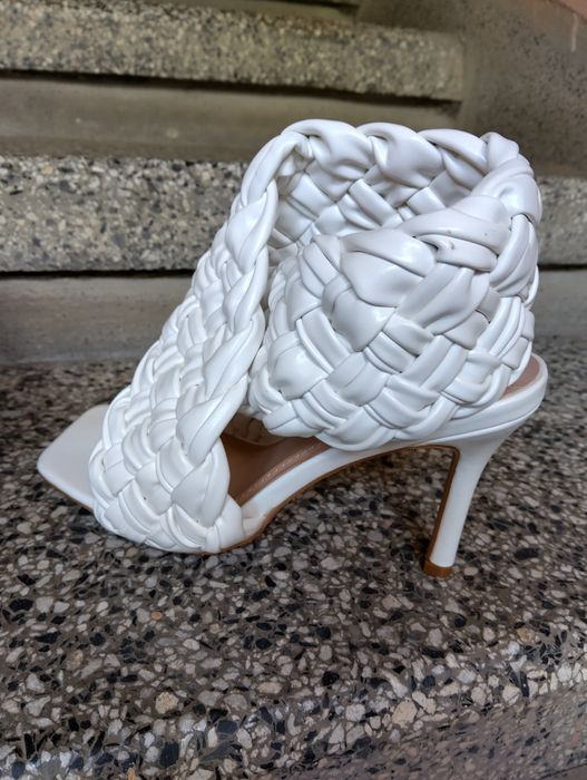 Летни сандали, бели. Чисто нови.