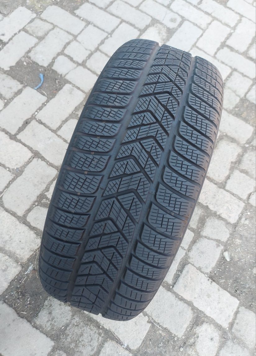 O bucată 255/50 R19 M+S iarnă - una Continental Pirelli