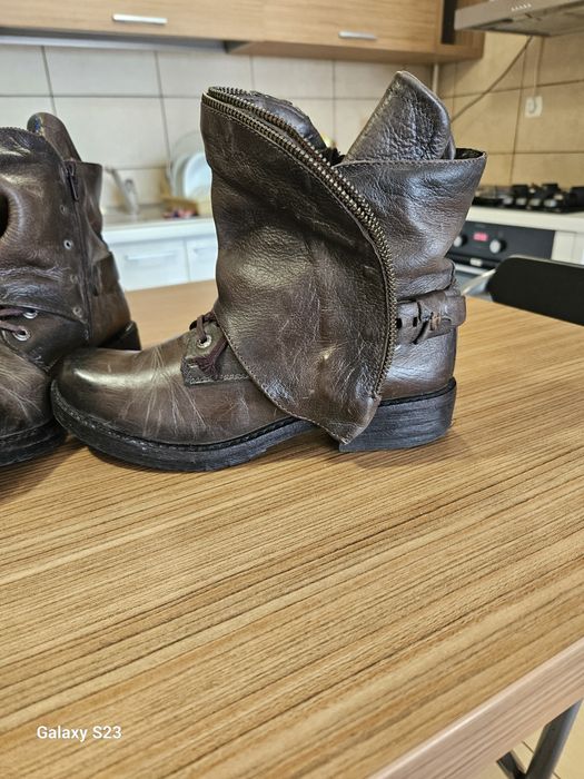 Ghete piele.marimea 38.200 lei