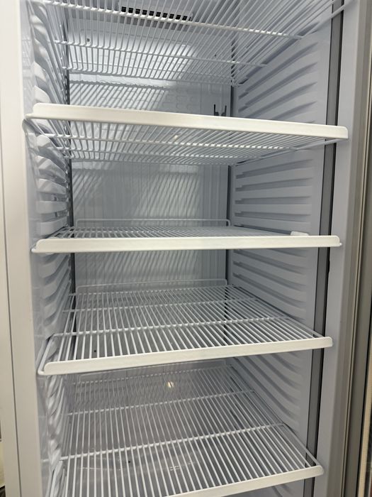 Продам новый витринный холодильник