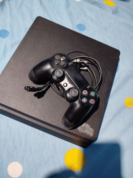 Vând PlayStation 4
