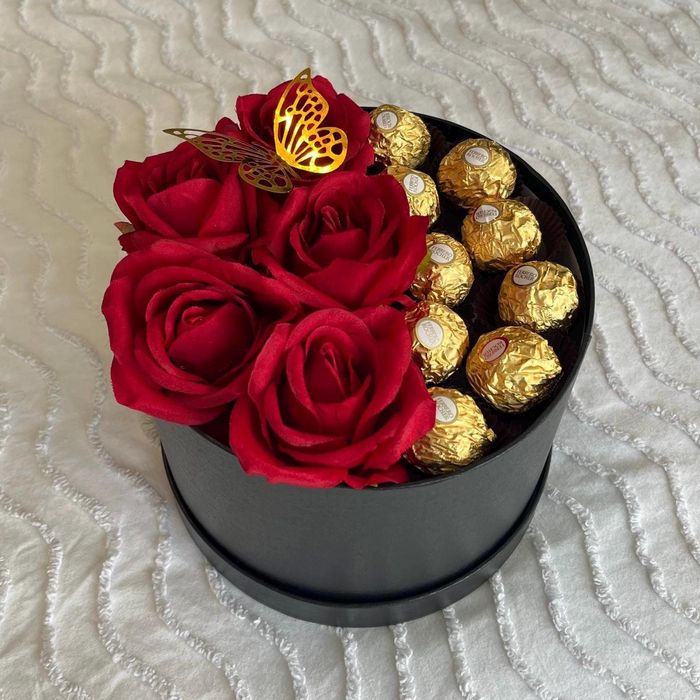 Подаръчни кутии за всякакъв повод със сатенени рози!