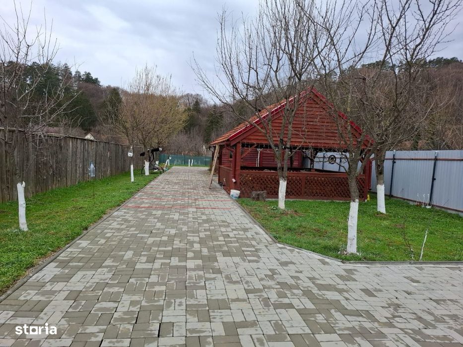 Casa de vacanta, 2 camere, teren imprejmuit 2000 mp, utilitati, Zizin.