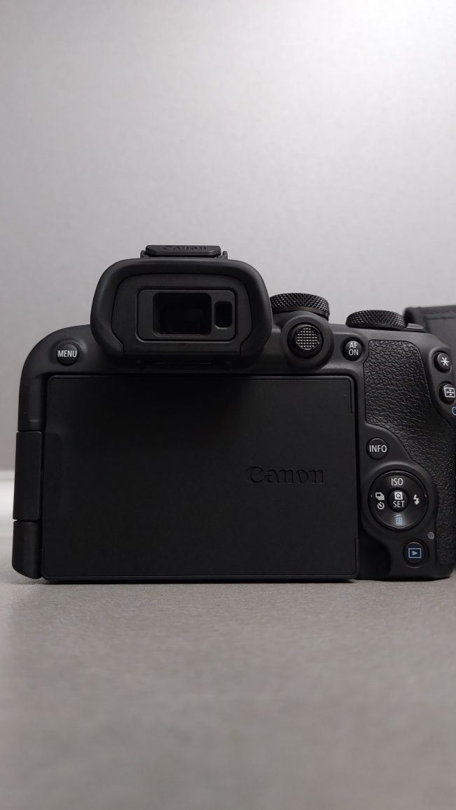 Продавам безогледалния Canon EOS R10 + adapter EF-EOS R