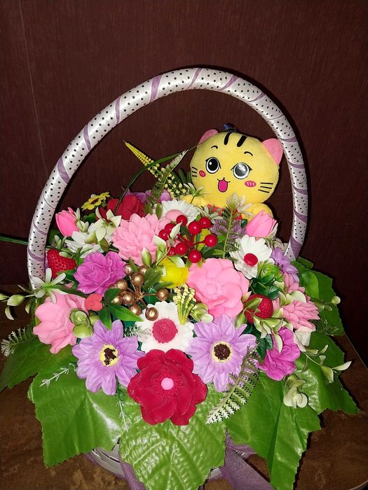 Корзина Цветов из Мыла с Милым Игрушкой мягкой кошечкой