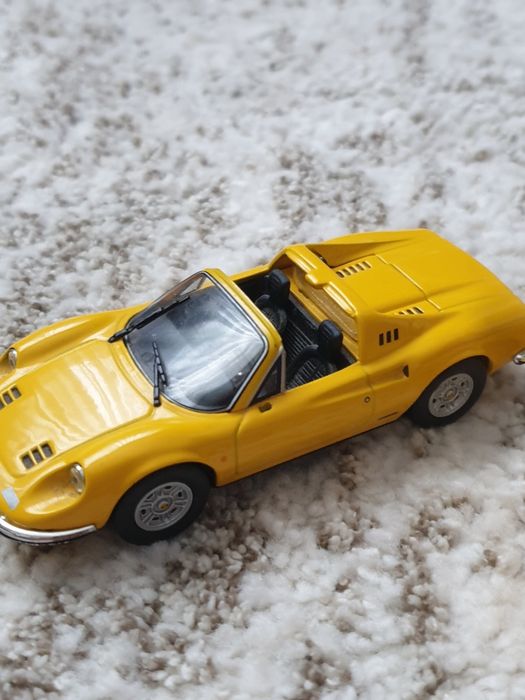 Vand doua machete Ferrari