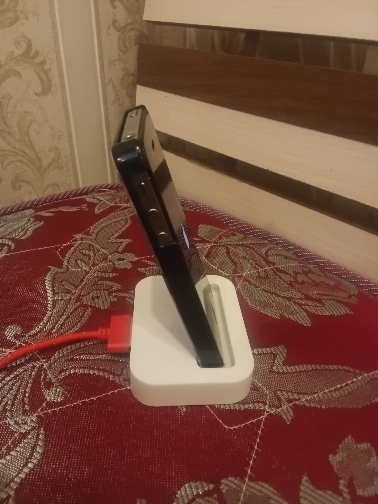 Продам iPhone 4s