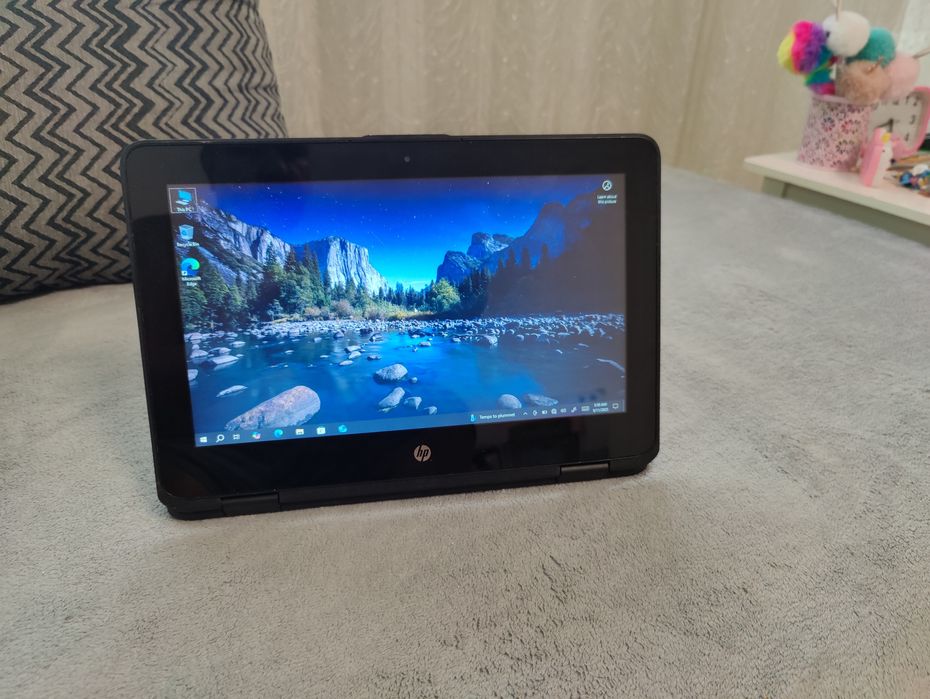 Laptop 2 in 1 HP i5 cu touchscreen tableta cu Windows 10