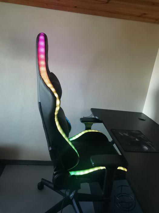 Геймърски стол RANUM с LED черна изкуствена кожа/черно
Геймърски