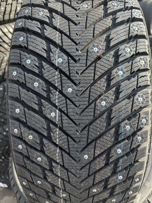 Шины новые 255/45/20 шипованные комплект