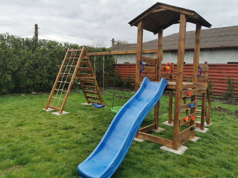 Căsuța pentru parc de joaca cu tobogan și leagan