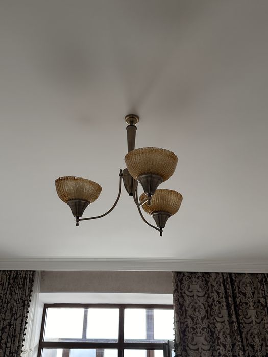 Продам люстру с двумя бра