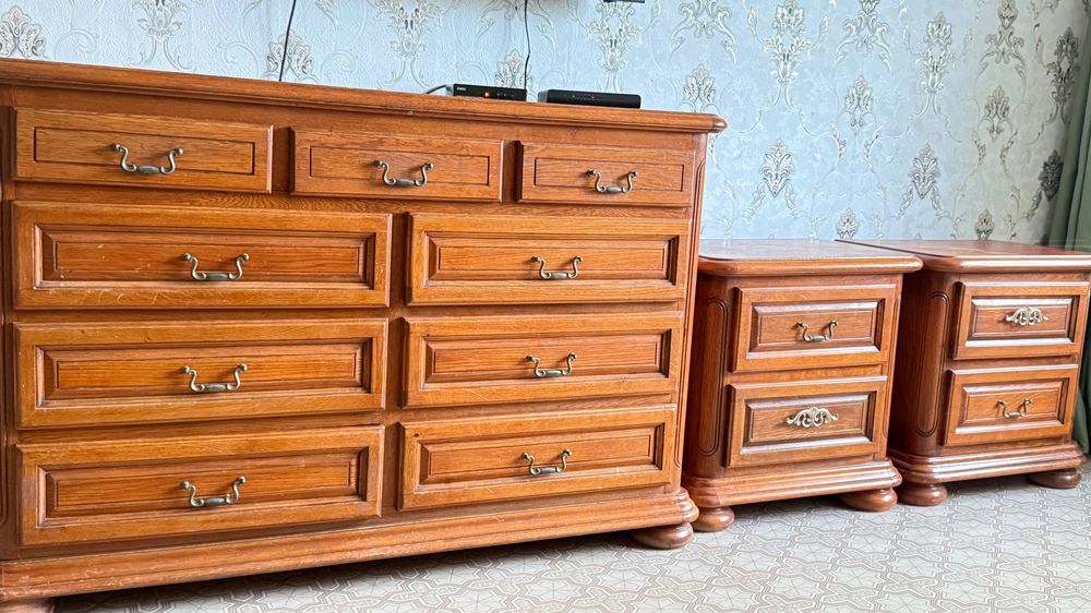 Продам антиквариат мебель из красного дерева, состояние отличное.