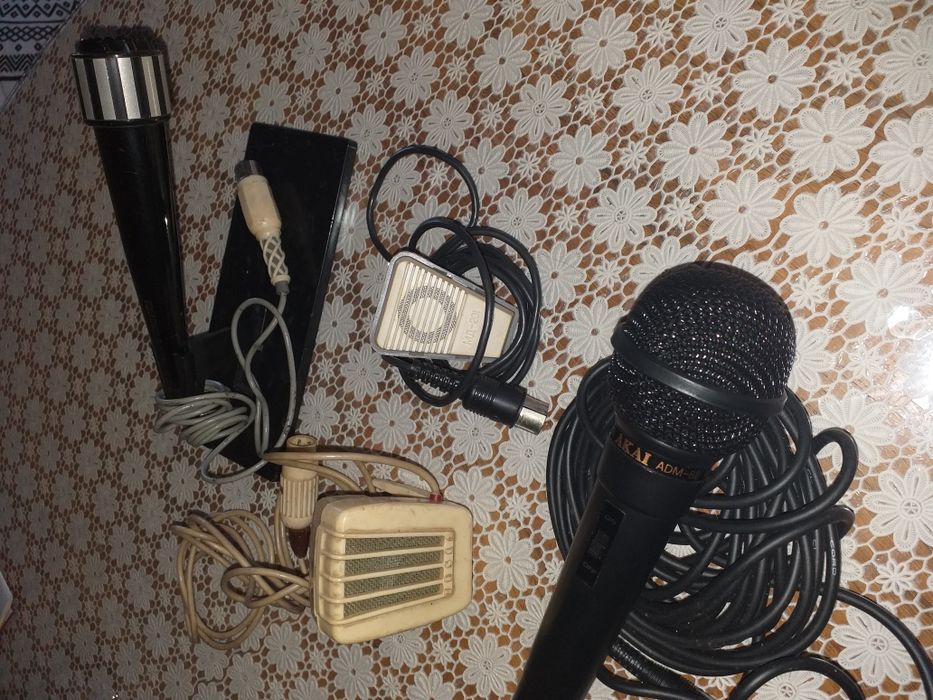 Microfoane 4 bucati 1 pentru voce-Akai, 1 pentru instrumente plus 2