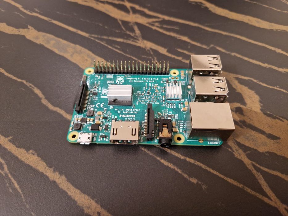 Raspberry Pi 3B, cu card SD 8GB, radiator preinstalat si incarcator