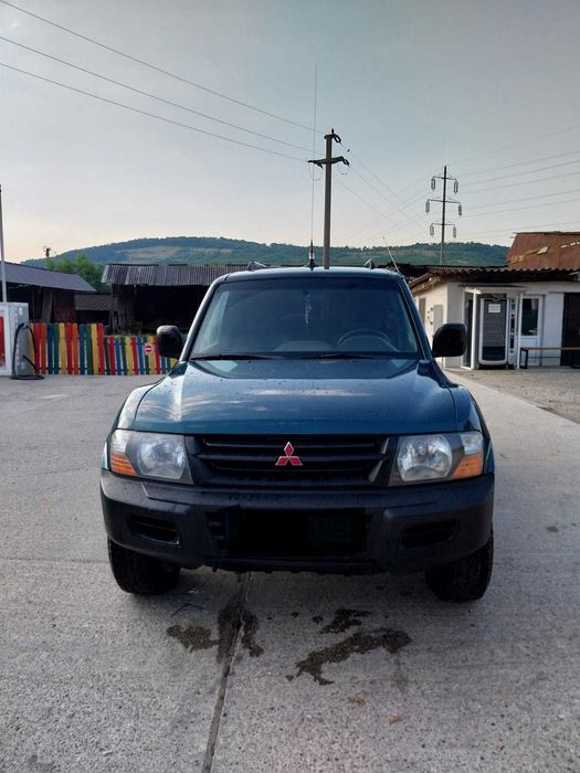 Vând Mitsubishi Pajero cu 5 locuri