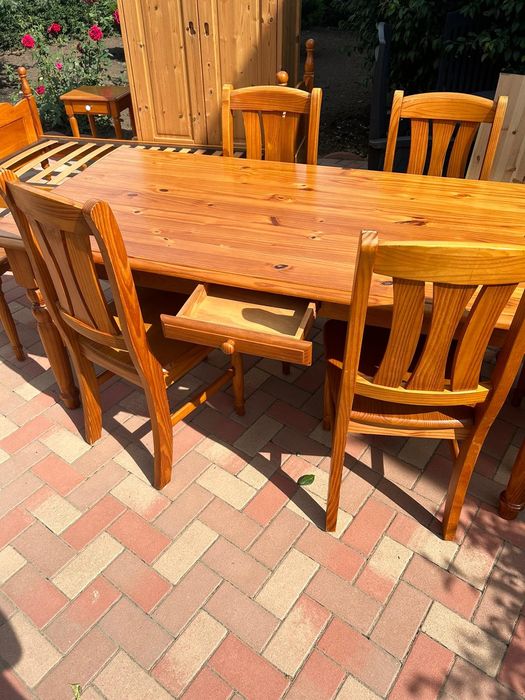 vând scaune și mese din lemn masiv