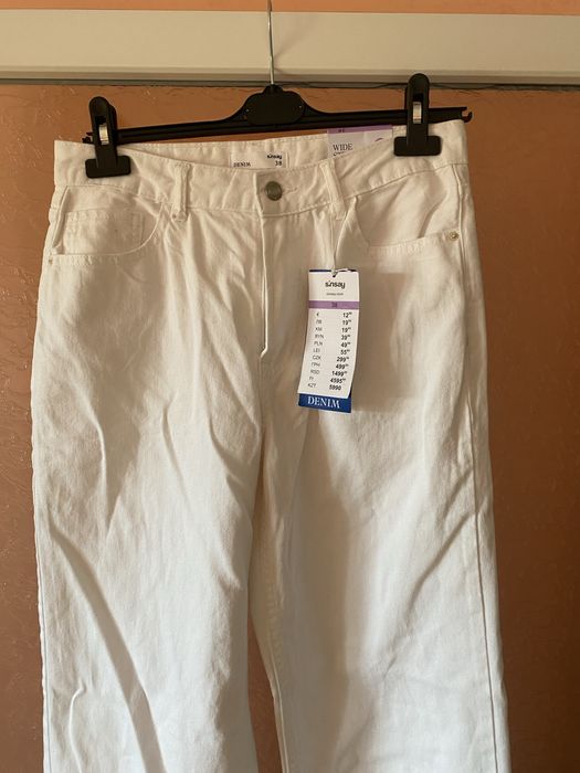 Blugi Sinsay, noi, cu eticheta