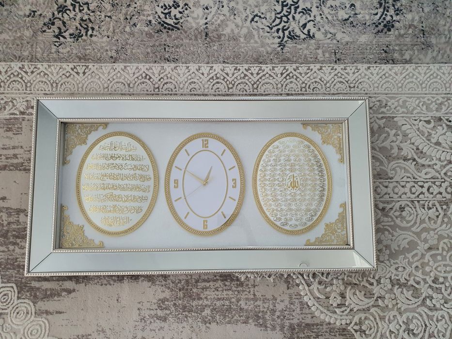 Часы золотистые, большие с именами Аллаха Сагат
