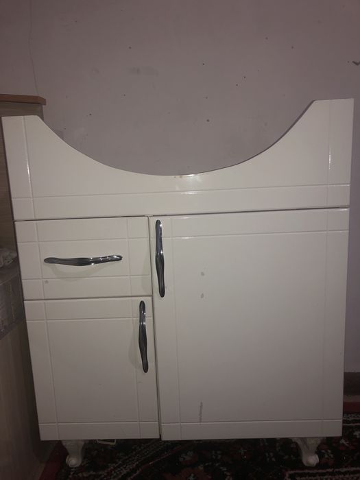 rakvinani tegida turadigan shkaf