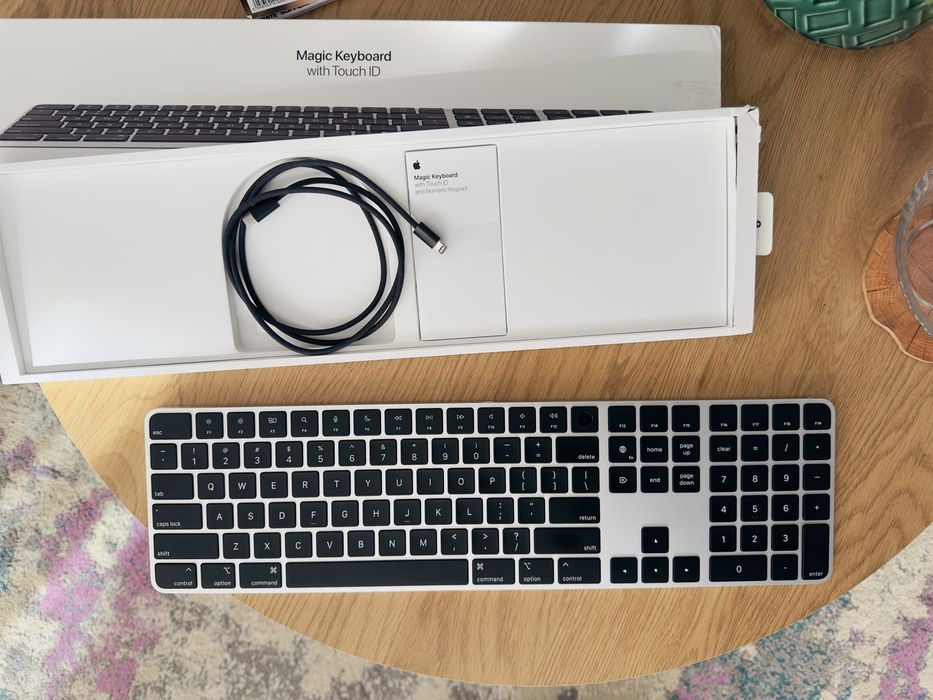 Tastatura Apple Magic cu Touch ID + numeric pad, neagra, wireless