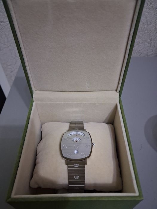 Gucci jump hour watch