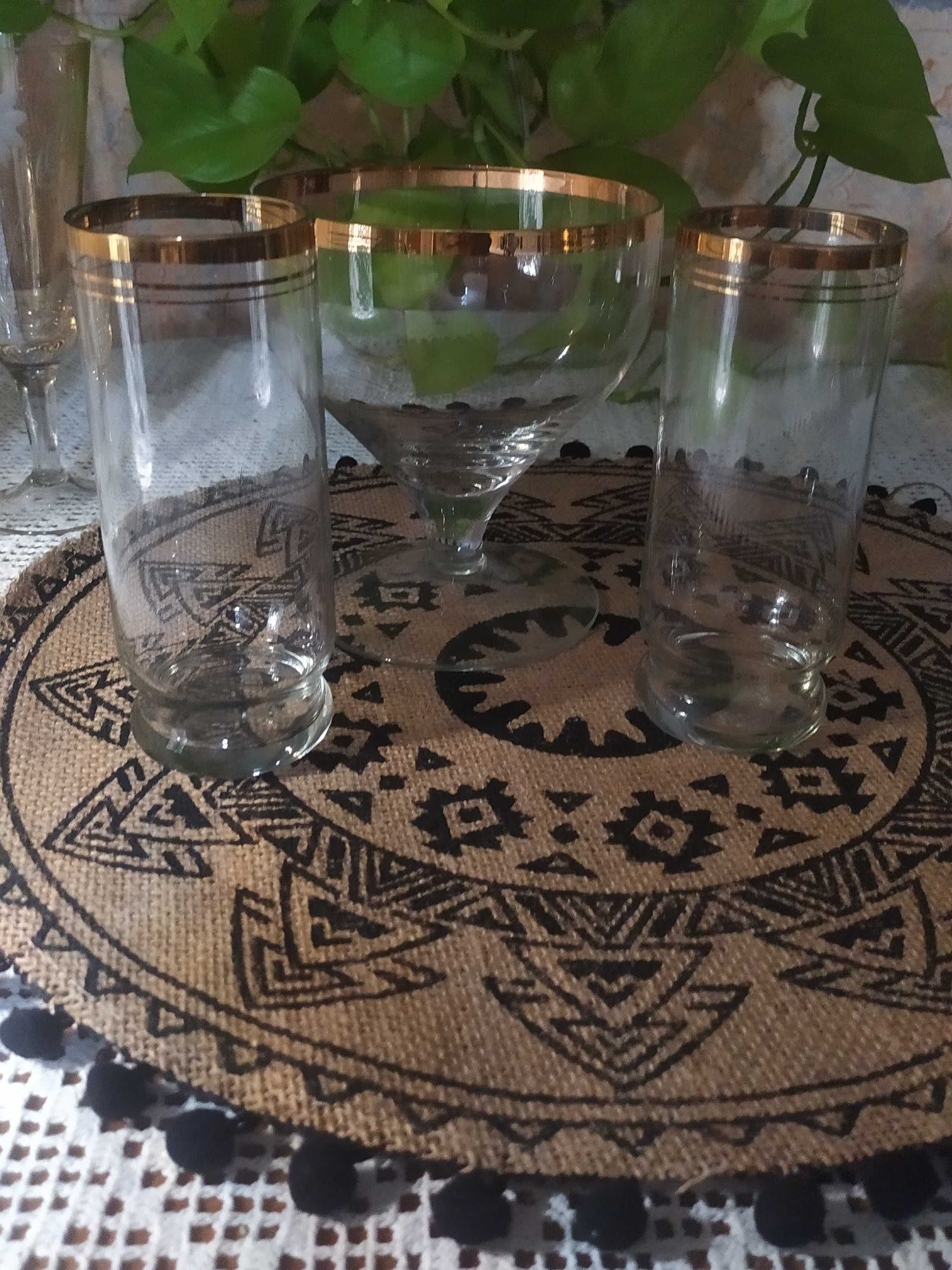 Набор два стакана и вазочка. с золотой полоской сверху