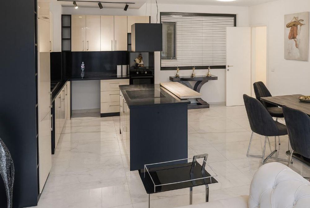 Дава се под наем Тристаен апартамент в Варна, м-т Св. Никола - 125 кв.м за 1400 € - Снимка #1