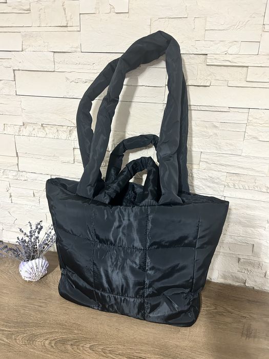 Geanta neagra, incapatoare.