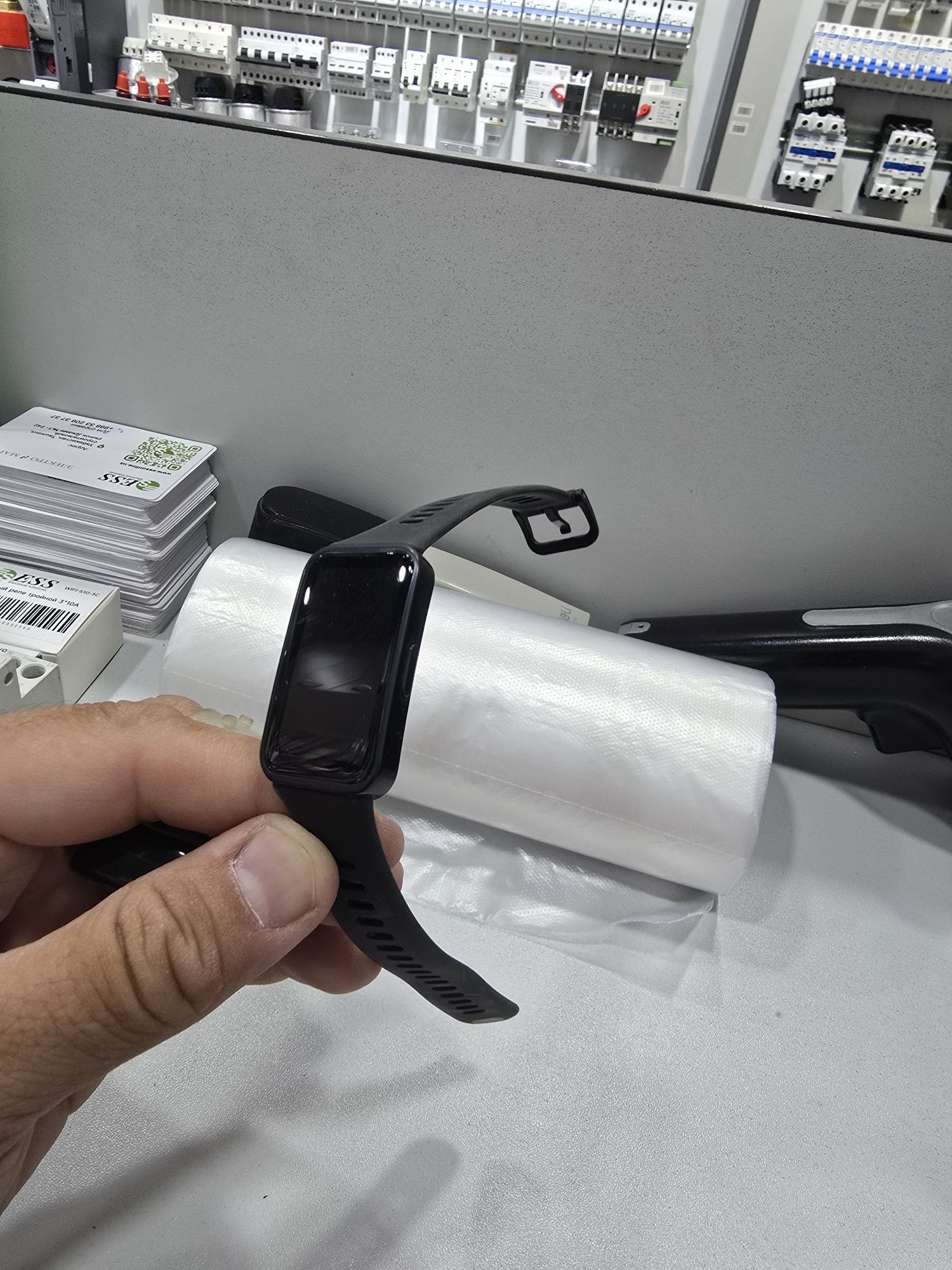 Huawei band 9   есть мелкая сарапина на екране
