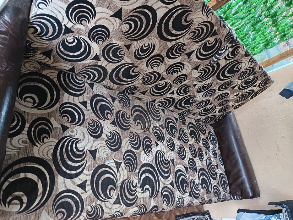 Vând canapea, extensibilã