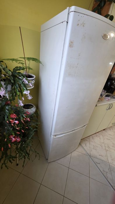 Работещ хладилник Whirlpool