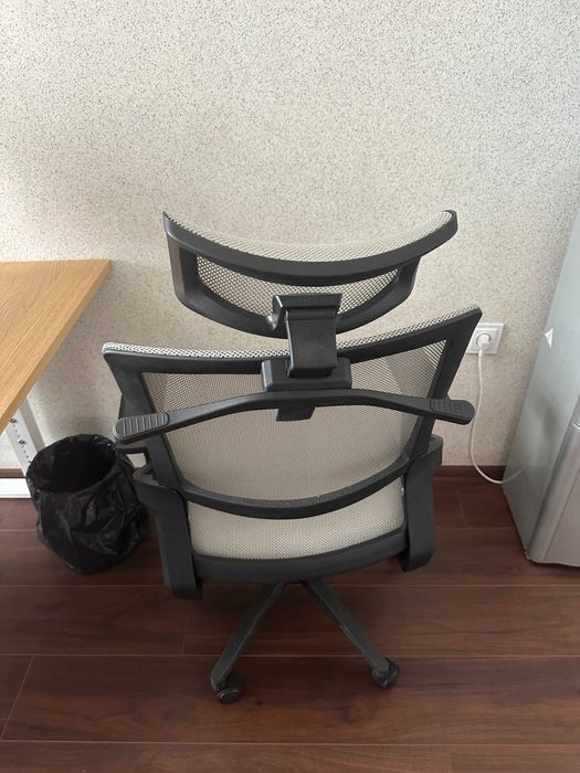 Продавам офис мебели