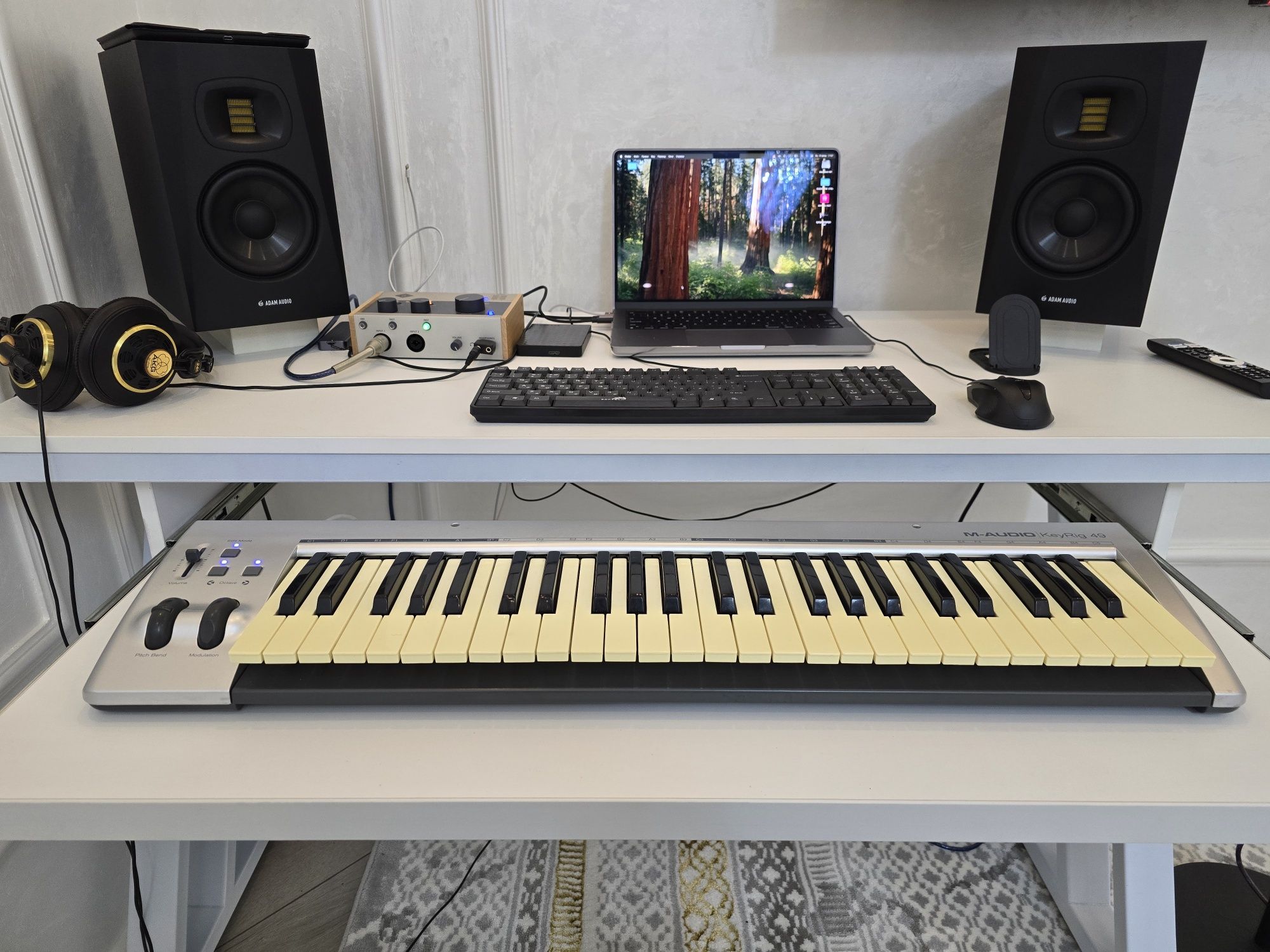 Midi klavish m-audio 49 sotiladi hamma joyi ishlaydi 120$