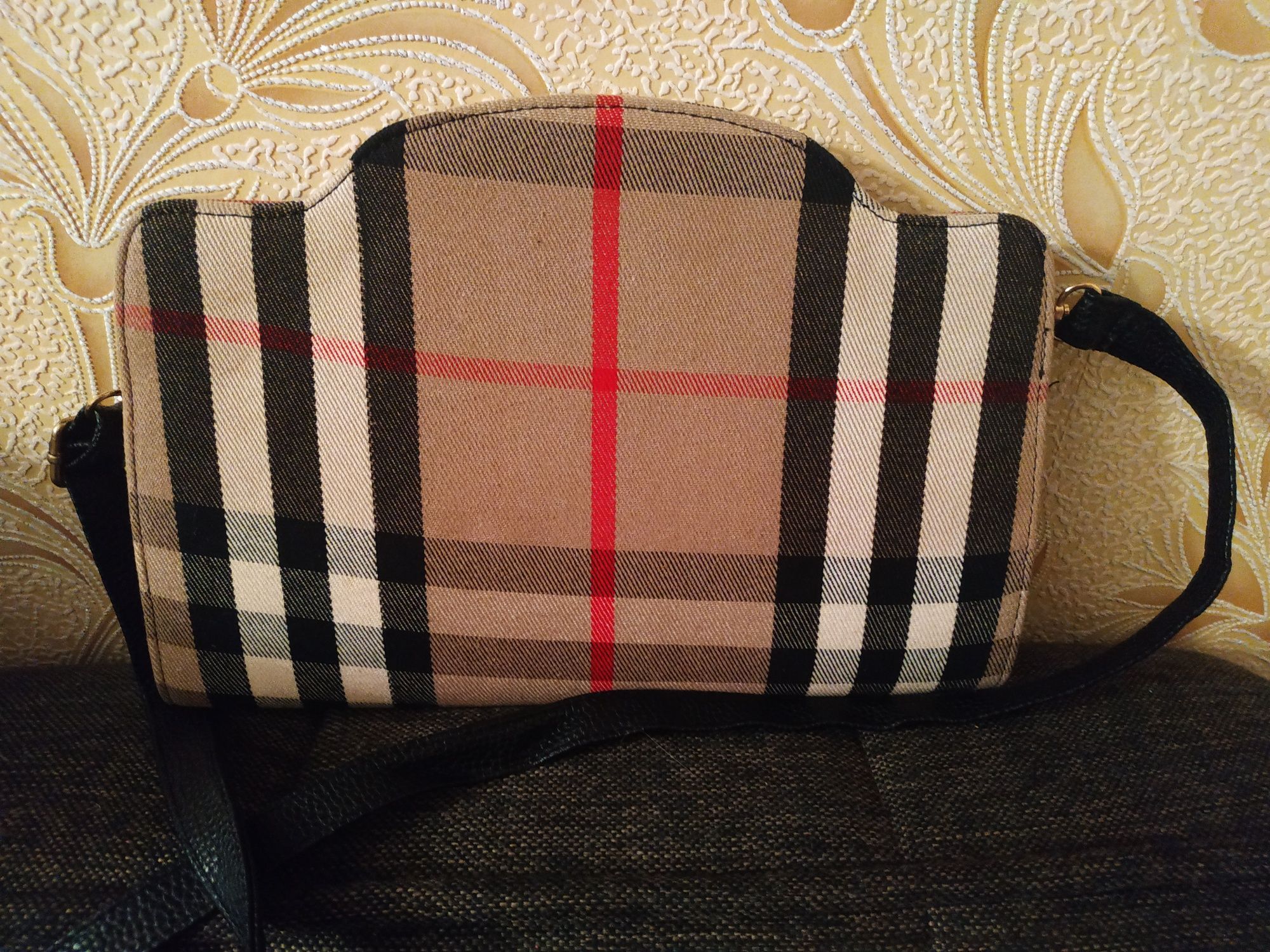 Клатч "Burberry".