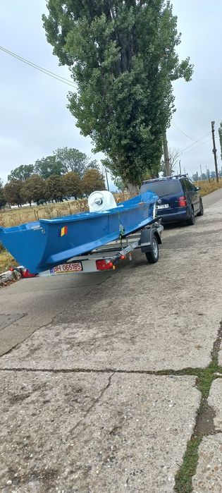 Barcă lotca cu consolă și sistem guvernare