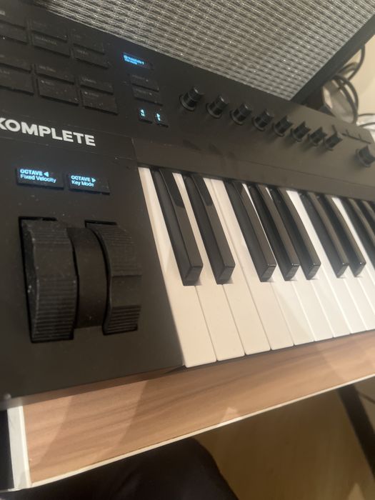 Native instruments komplete a25