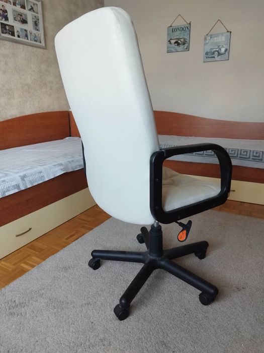 Офис стол бяла кожа