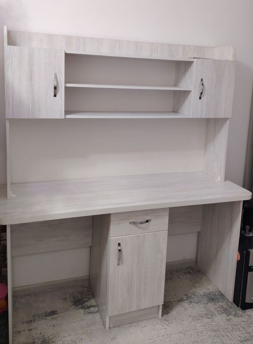 Продаётся детский письменный стол