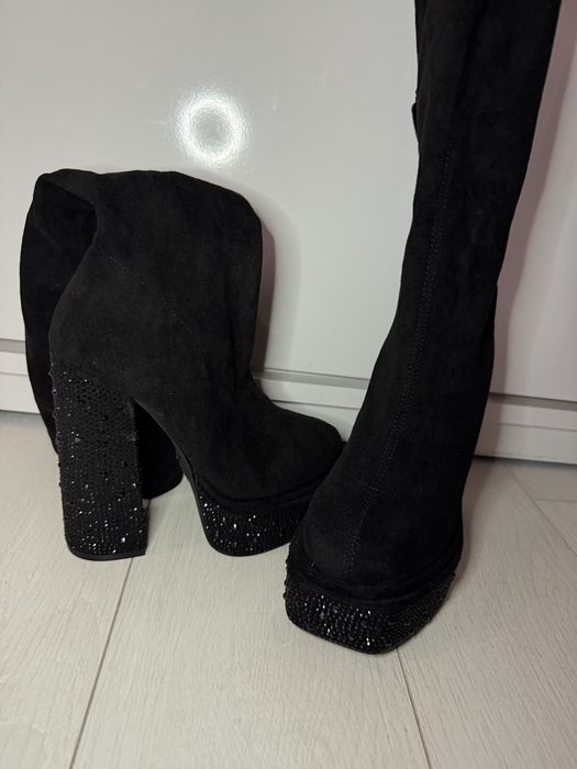 Черни велурени ботуши на ток