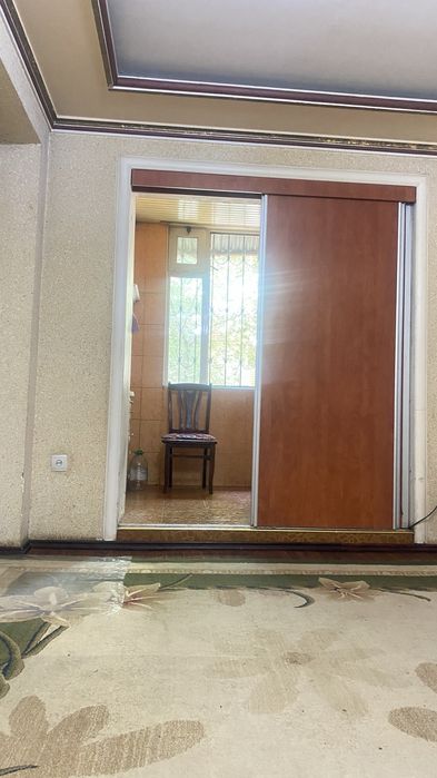 Продается 1комнатная переделанная в двухкомнатную первая линия на кара