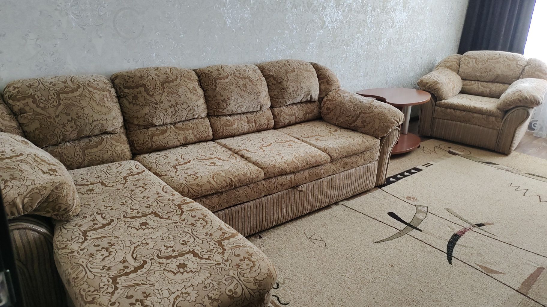 Угловой диван и кресло