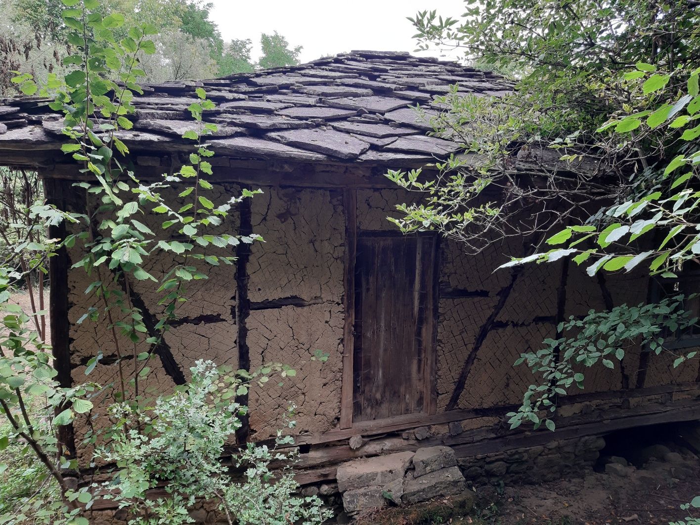 Продавам имот със стара къща в него