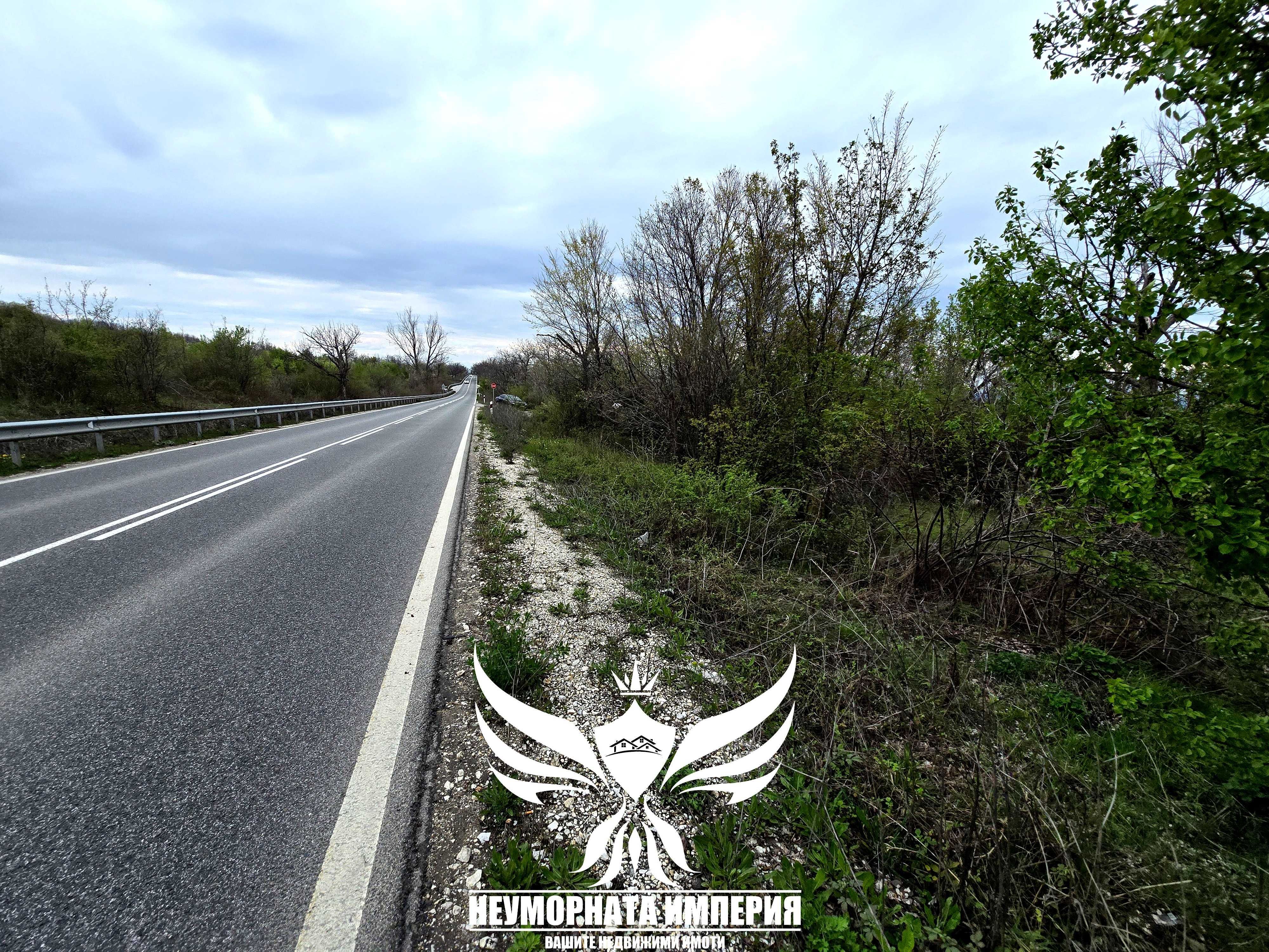 Продавам земя 2008кв. преди село Червен, на първа линия
