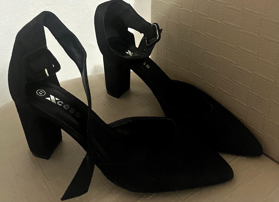 Черни велурени обувки на нисък ток, стилето, елегантни и удобни