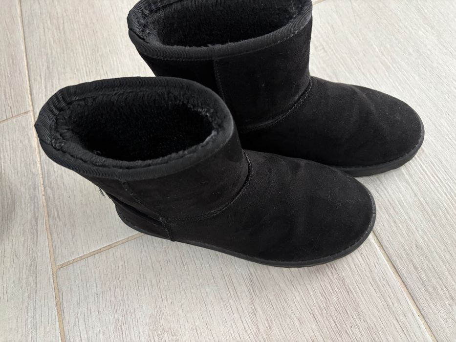 Vand UGG uri dama marca Jenny , negru, marimea 35, stare foarte buna